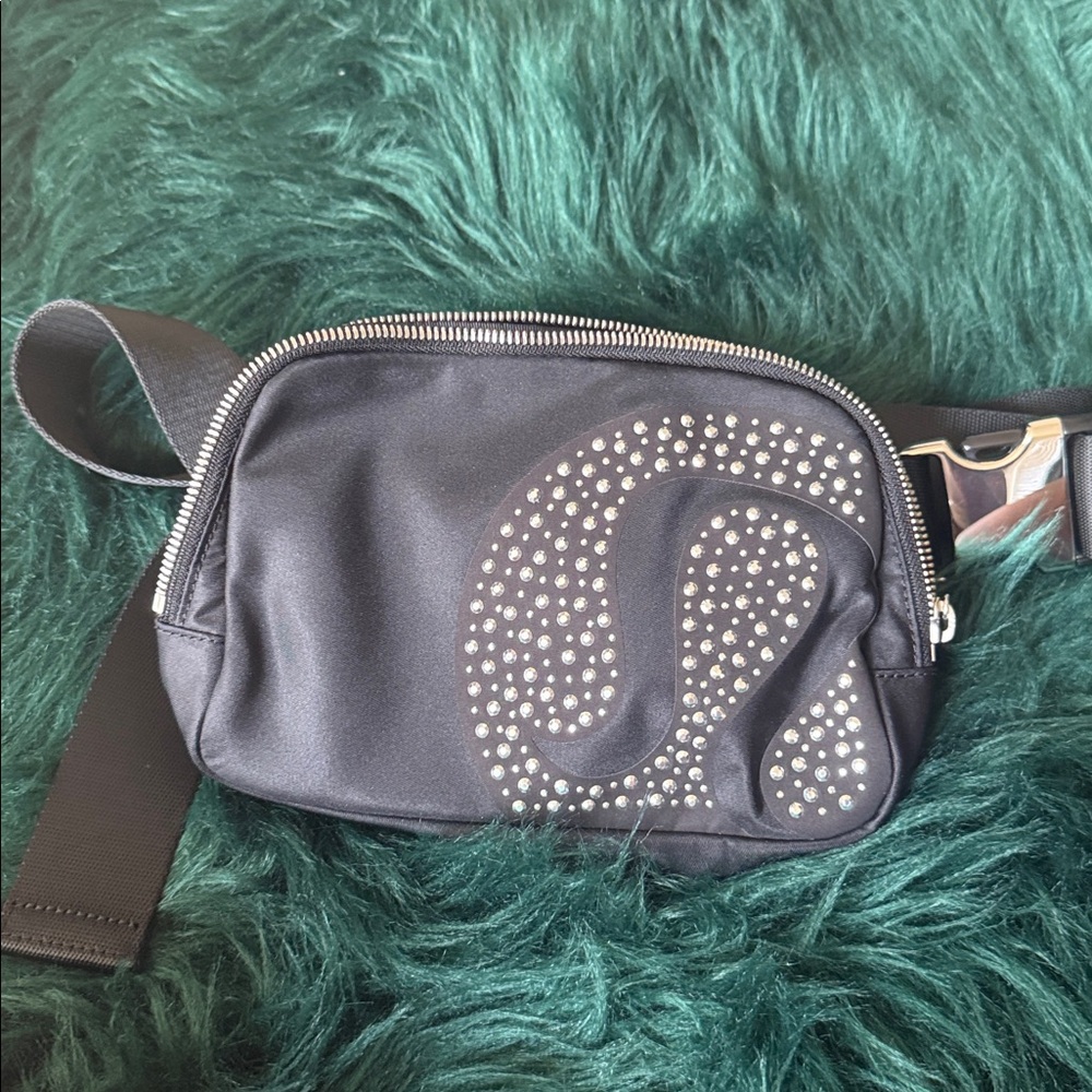 Brand New Never Carried Lululemon Black Everywhere Belt Bag 1L Studded - Picture 6 of 8